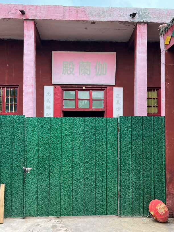 五佛寺内有天王殿及伽兰殿,伽兰殿有关帝像及历代古碑。 五佛寺内有天王殿及伽兰殿,伽兰殿有关帝像及历代古碑。