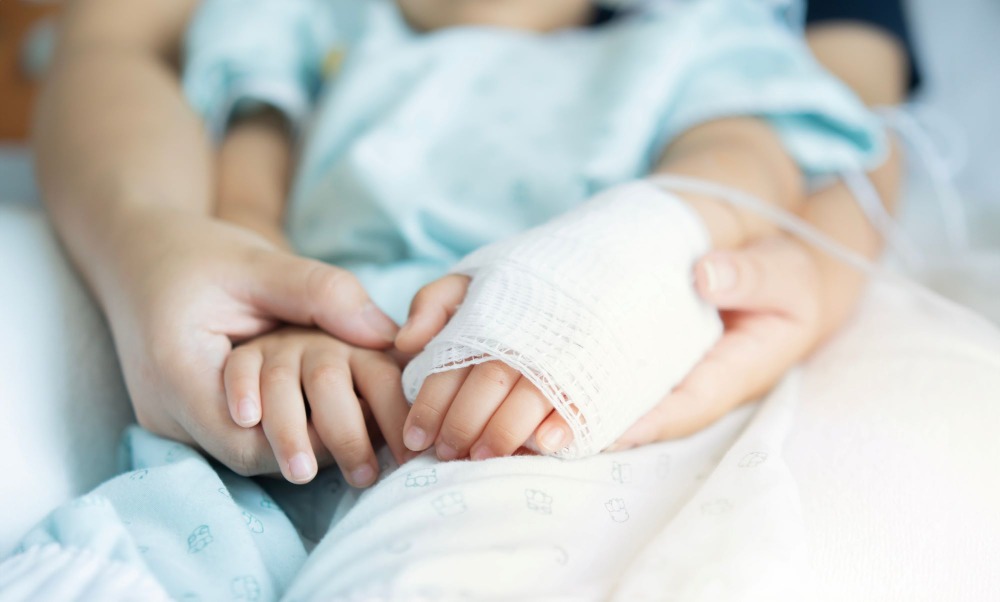 家人捉紧病童双手 家人捉紧病童双手