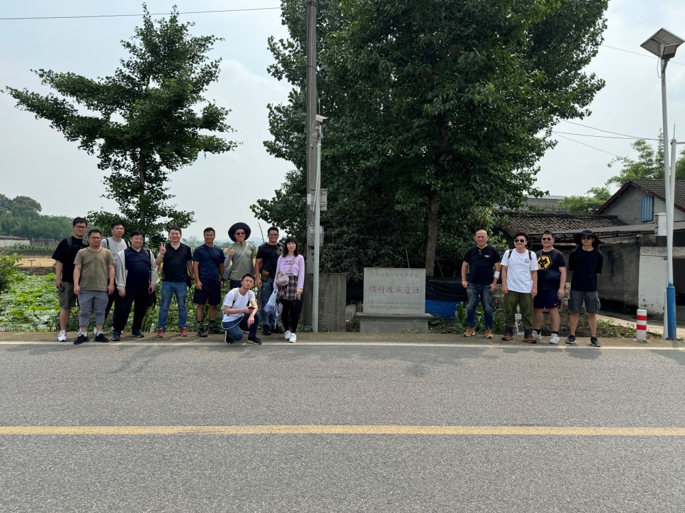 數個「綿竹故城」遺址保護紀念碑分怖於遺址之內，此處是通往「土將台」的路。