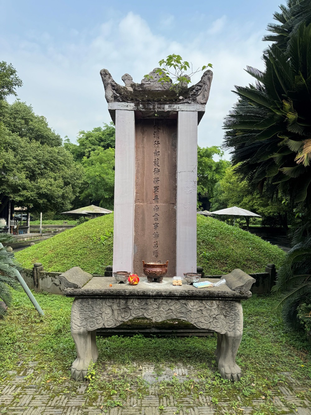 諸葛雙忠祠拜殿后面的諸葛瞻父子墓