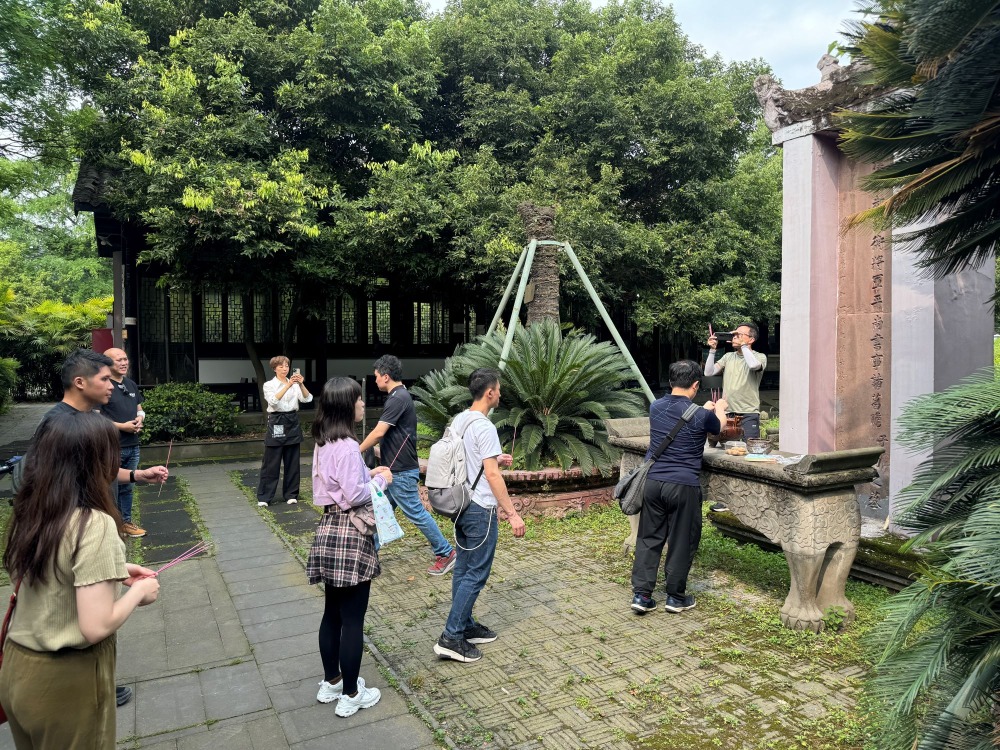 內地、香港和台灣地區的三國旅人在諸葛雙忠墓前排隊拜祭。