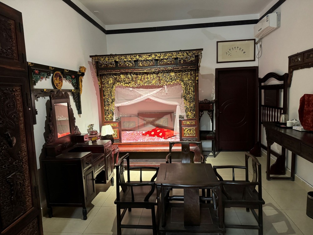 現在的明清園是一家較大規模展示明清古建築和古傢俱的民間收藏博物館