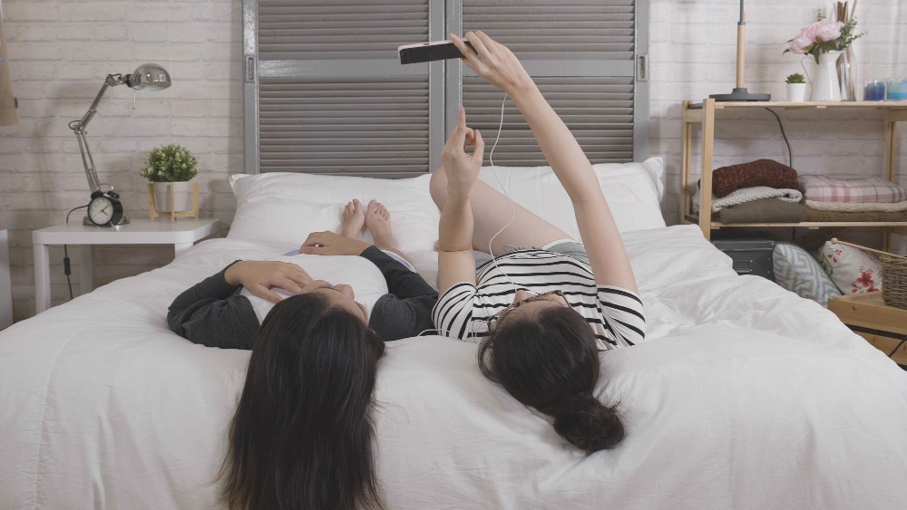 一首歌成为一个契机，改变了室友间的关系，温暖了彼此的生命与情谊。