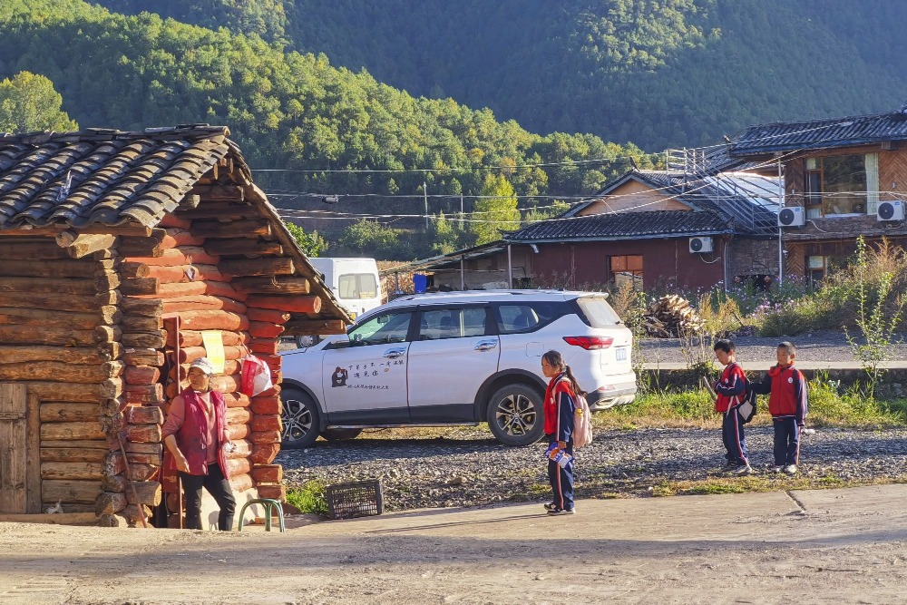 涼山的孩子一直等候丁小姐從城裏寄來圖書，對這位大姐姐的承諾深信不疑。