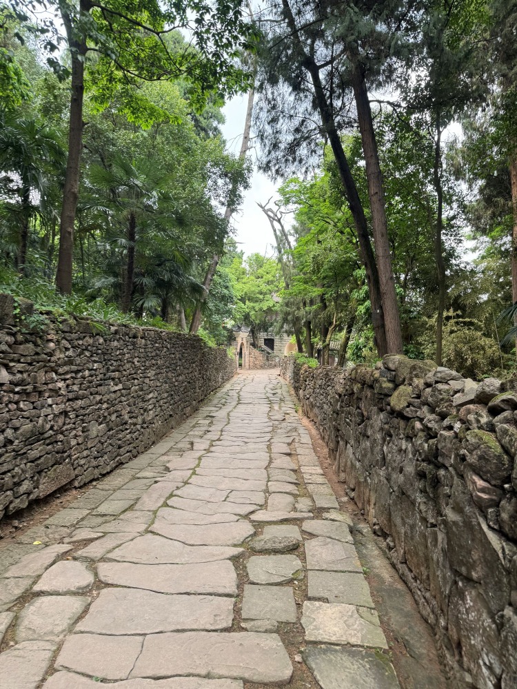 庞统祠墓外的金牛古道两侧，用石块垒起的护坎年代久远