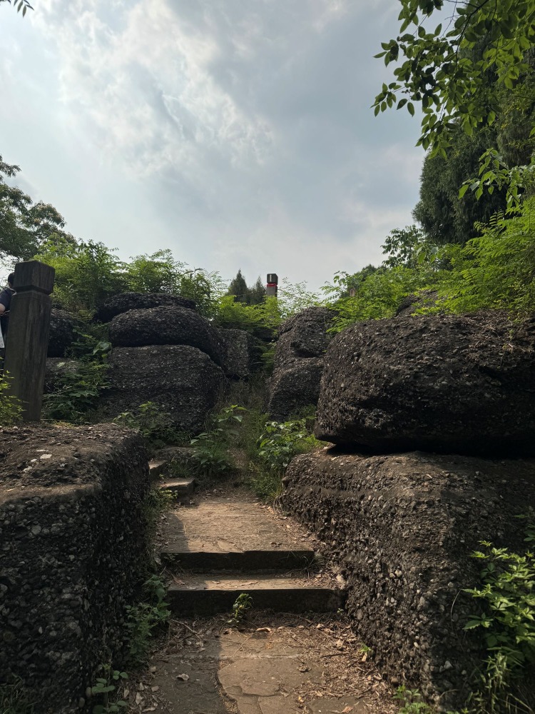 张飞点将台位于庞统祠墓西，落凤坡的寺庙入口处，是一座自然形成的石叠平台。