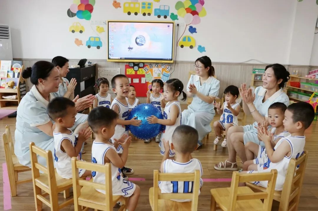 天門市透過提供生育獎勵、分娩補助、育兒補貼、產假補助，及以產前檢查費用減免等政策，成功令出生率回升。