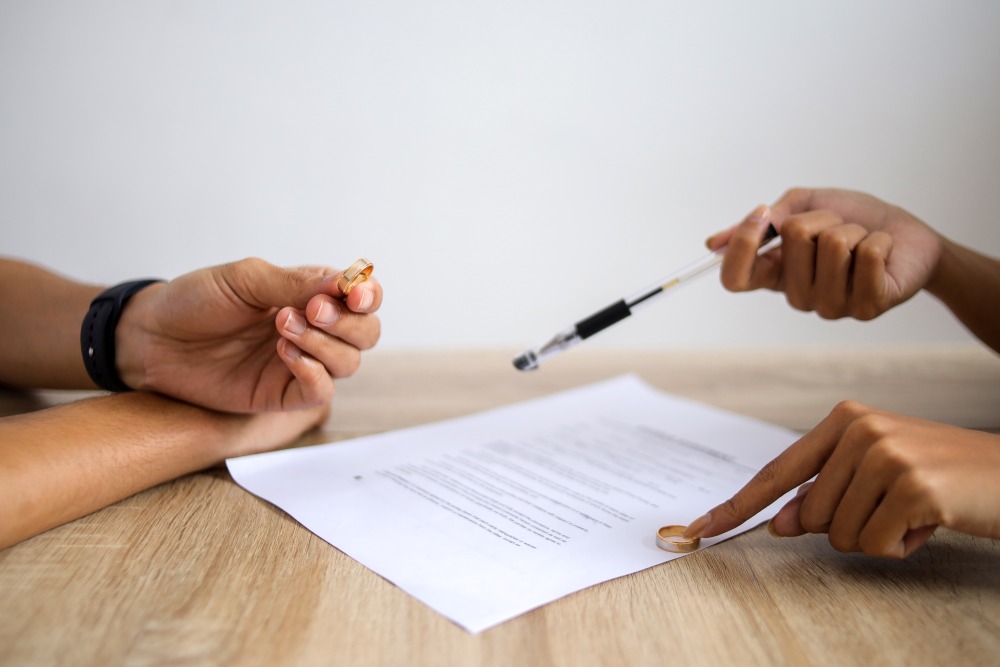 律师向前来申请离婚的男女建议延后一个月再办离婚手续