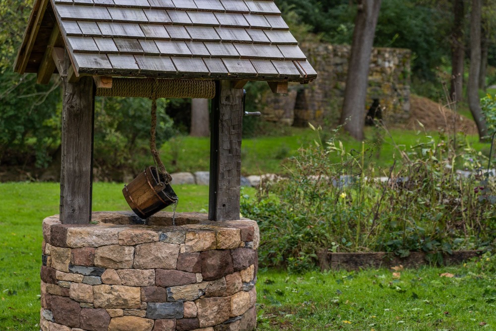 李焯芬透過兩口井的故事，讓人反思何謂有捨才有得。