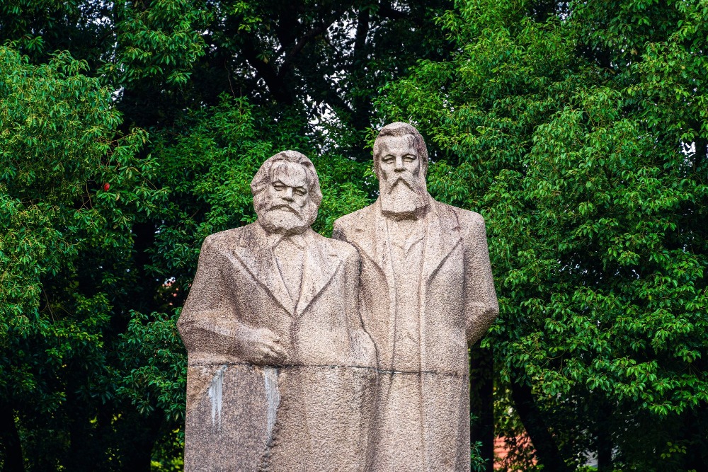 圖為上海復興公園的馬克思、恩格斯紀念像。