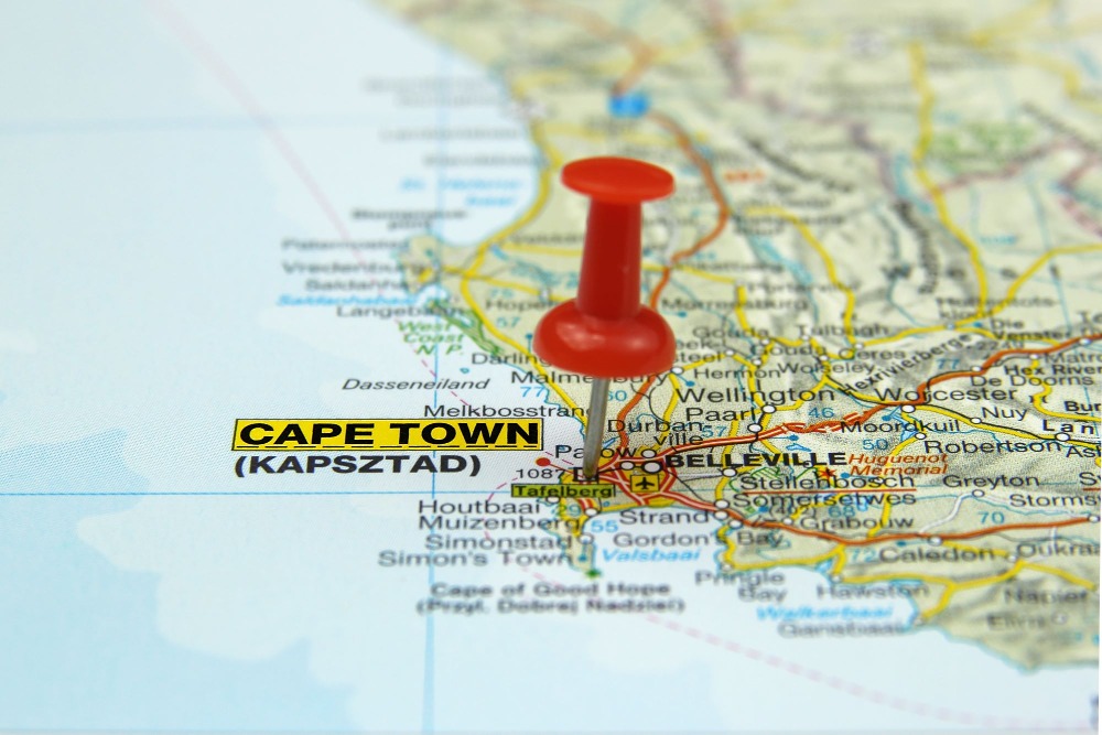 父親在地圖上把兒子將要出差的地區用紅筆圈