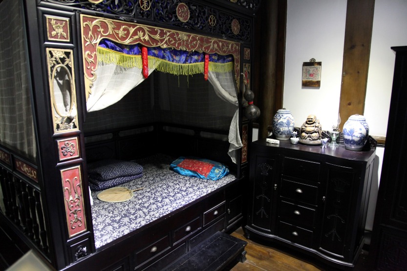 商人回家看到床邊有兩雙鞋，一度思疑妻子不忠，氣憤難平，打算用隨身小刀刺進帳內。