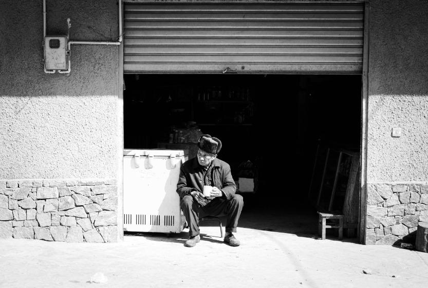 老翁在市場擺賣，跟前卻未見任何貨品，勾起商人的興趣和好奇心