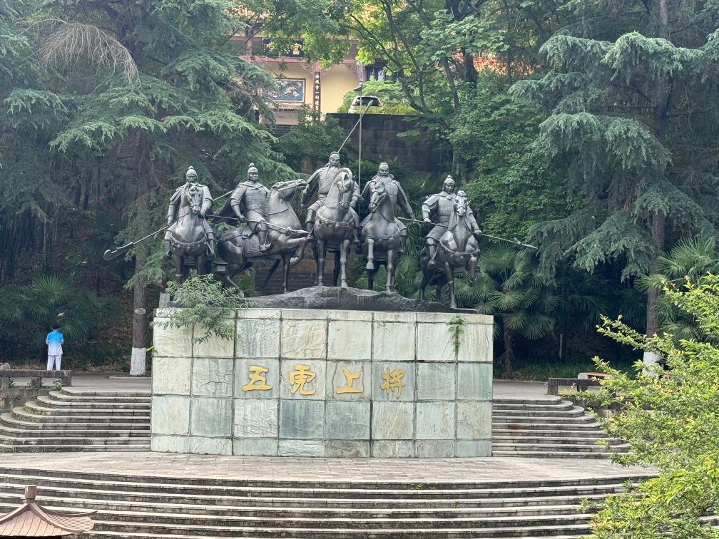 富樂堂門前五虎上將的雕像。