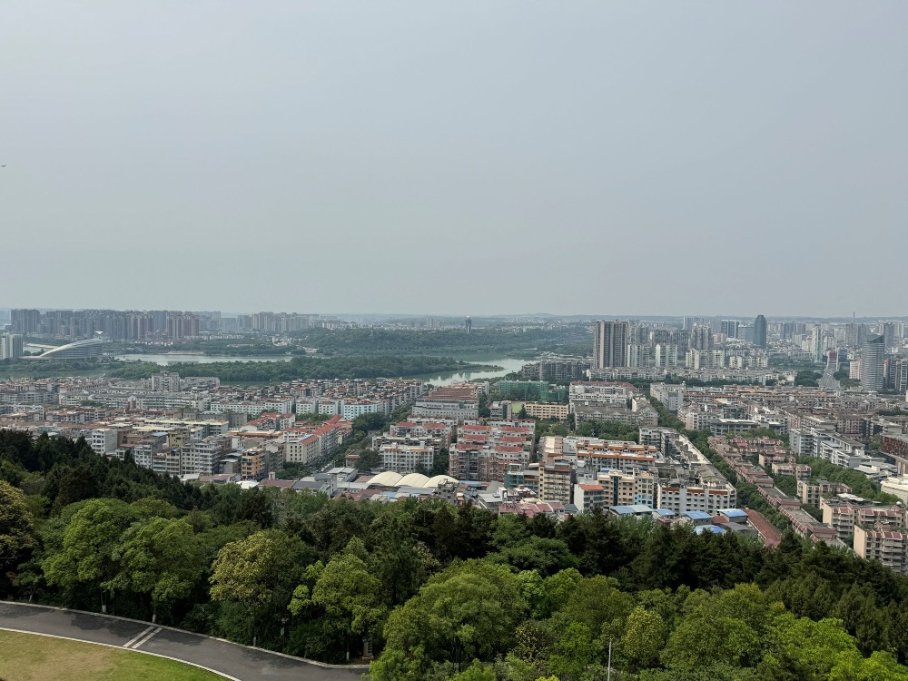 富樂山上看綿陽市。