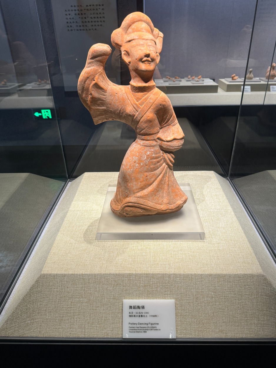 漢代工匠把街頭雜耍、宴飲歌舞都封存在陶土裏