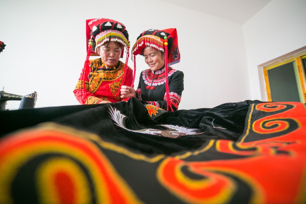 當代中國-中國文化遺產-彝族刺繡脫貧