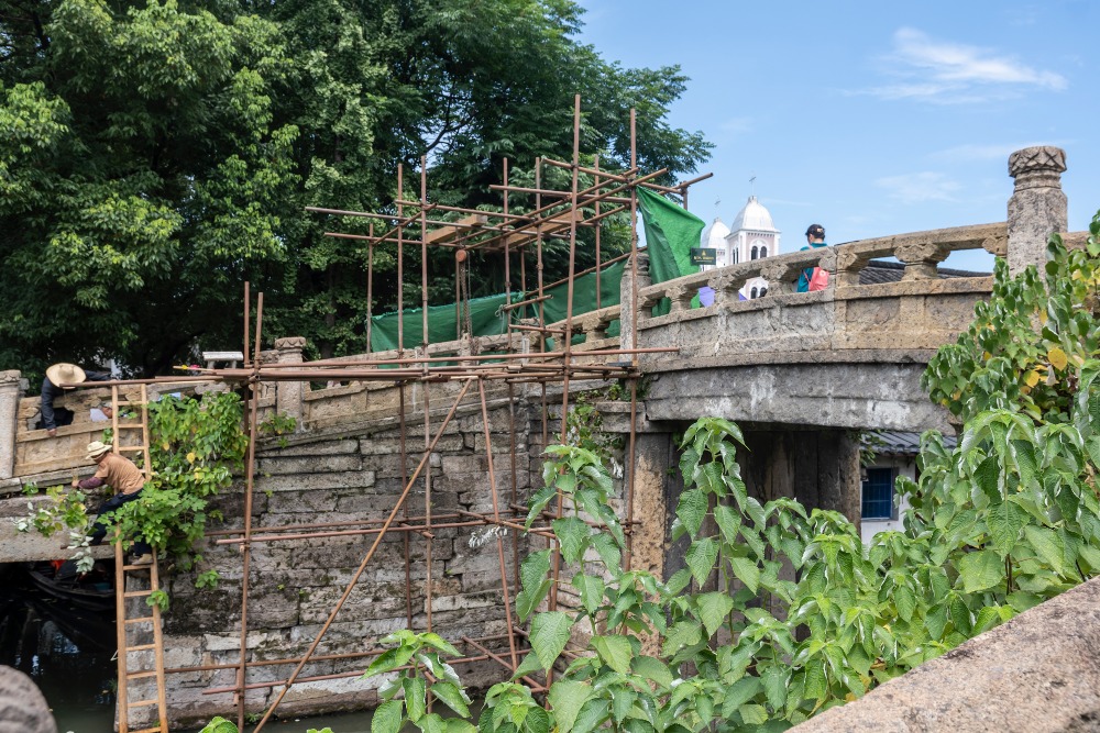 Maintenance on Bazi Bridge in Shaoxing