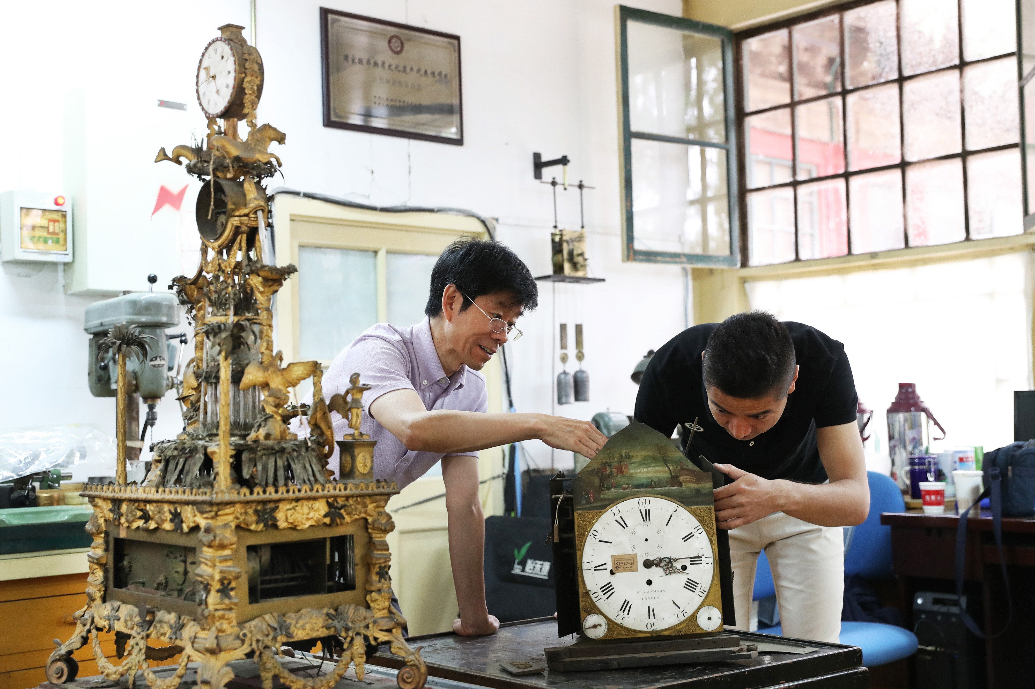 钟表、书画、瓷器修复师们与文物对话,王师傅的微笑出圈,慢下来看时间沉淀。