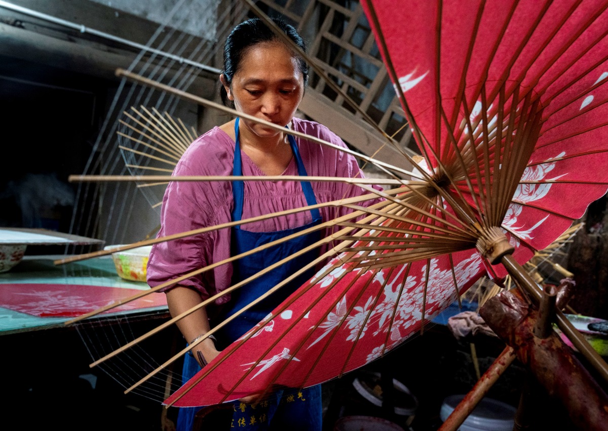 工人製作四川瀘州分水油紙傘