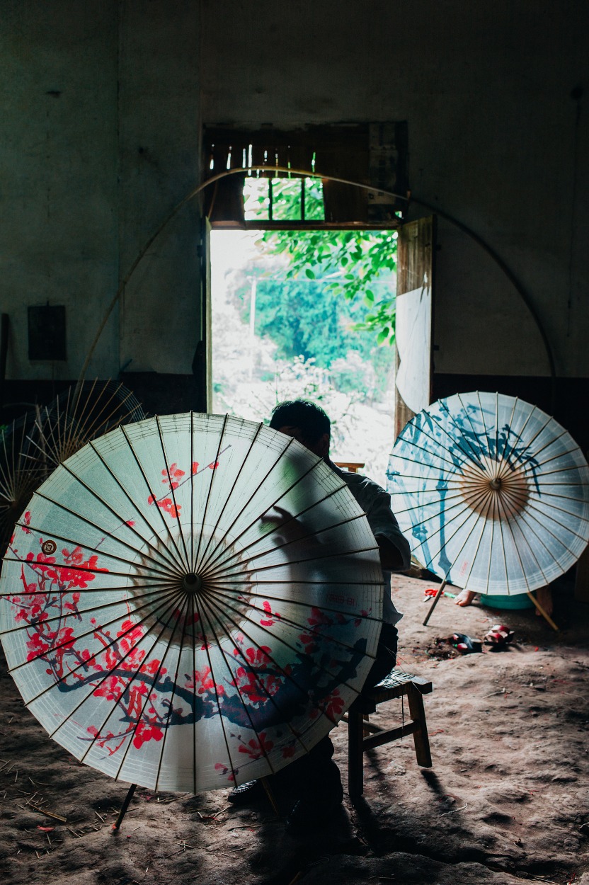 工人製作四川瀘州分水油紙傘