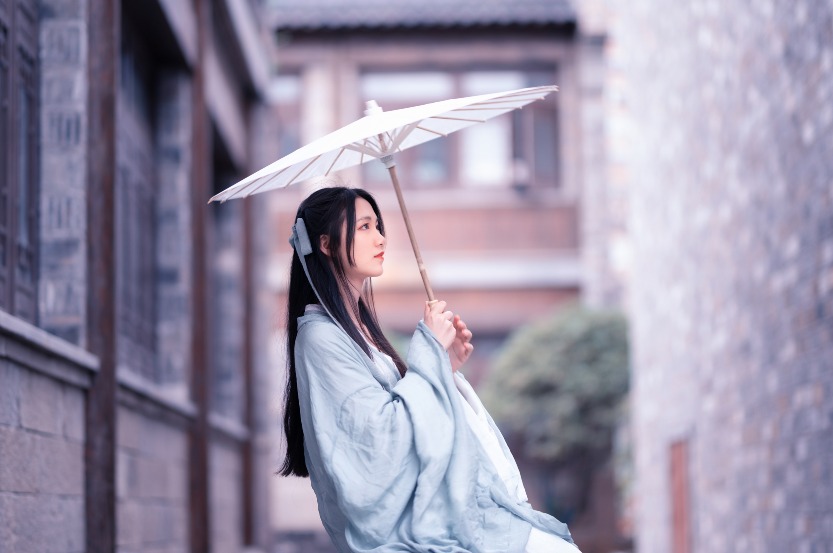 撑着油紙傘的漢服少女 撑着油紙傘的漢服少女
