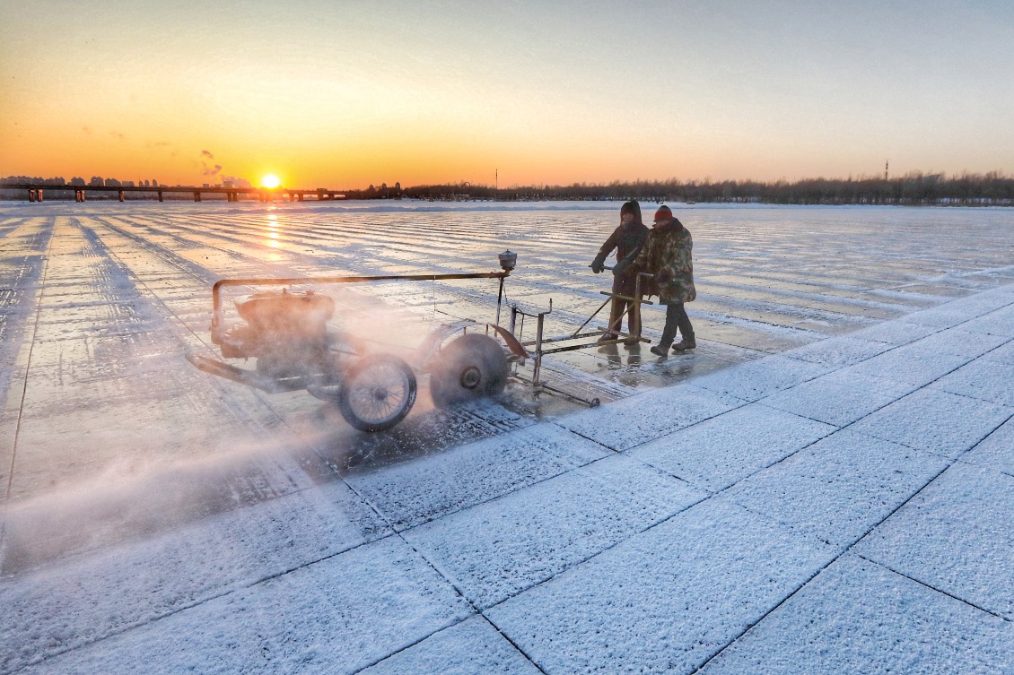 Marking lines for ice harvesting in Harbin