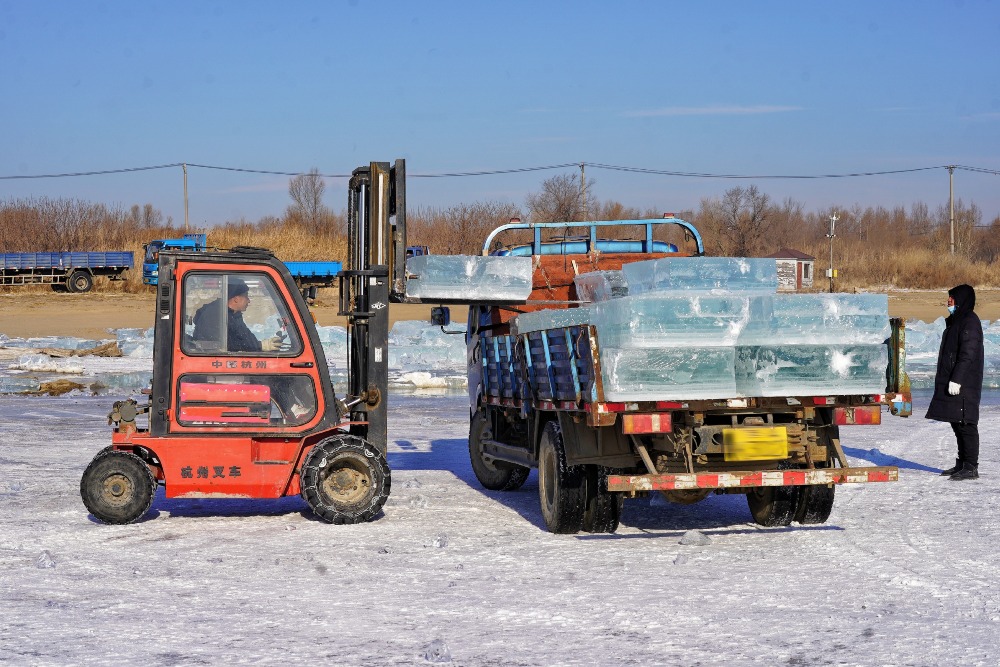 Machinery for ice harvesting in Harbin