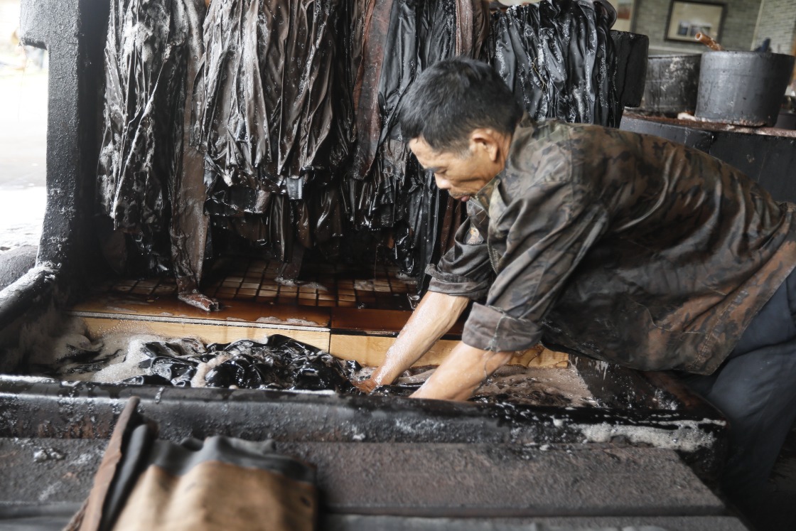 Xiangyunsha silk being steeped in dye