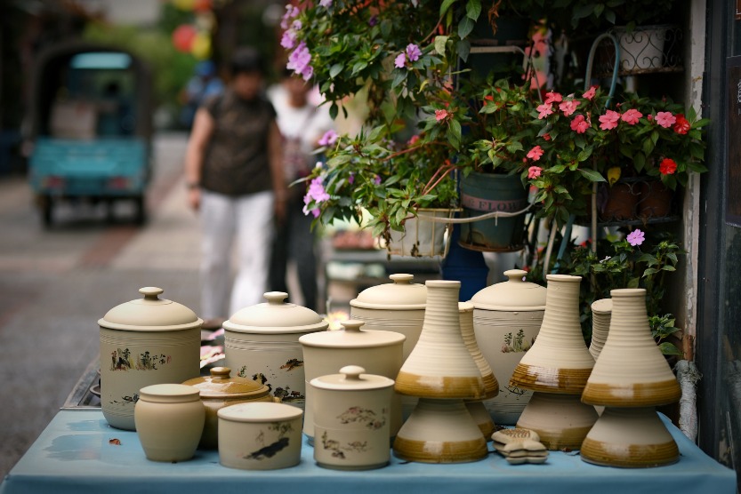 建水縣紫陶街，呈現傳統手工藝與雲南旅居的質感生活。