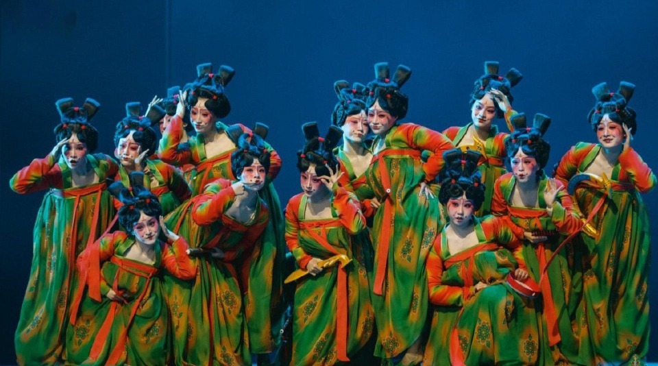 河南《唐宮夜宴》舞蹈演出中，演員扮成唐代仕女，以戲劇化表演帶火中原文化和沉浸式演藝。