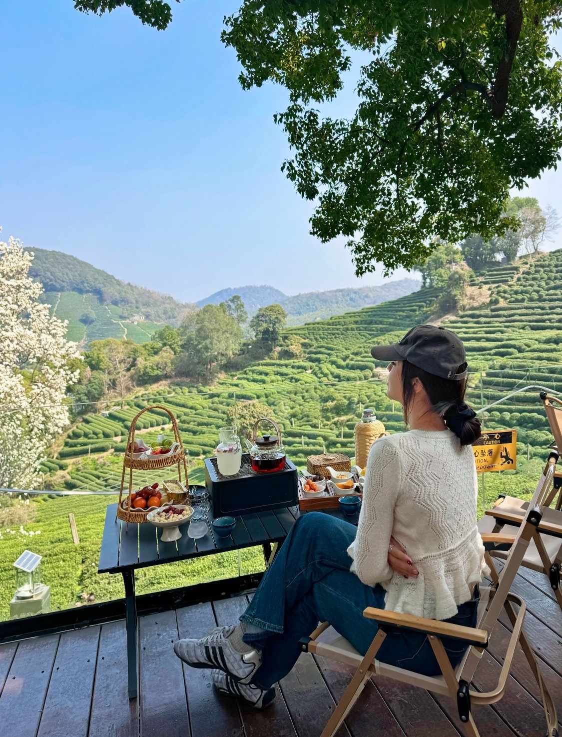 在杭州龍井茶園，年輕人一邊欣賞美景，一邊享受下午茶。