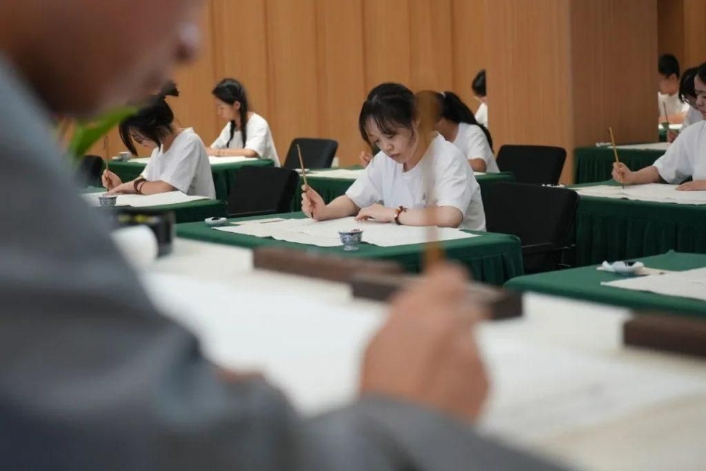 杭州靈隱寺舉行「叢林生活體驗」活動，受年輕人歡迎，學員在認真抄經。
