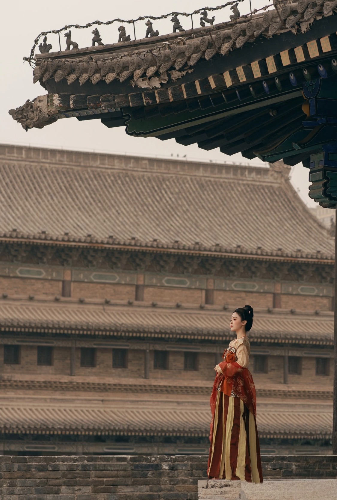 西安城墻是中國現存規模最大、保存最完整的古代城垣之一，內有許多古建築，一名少女身穿漢服在旅拍，特別有氛圍感。