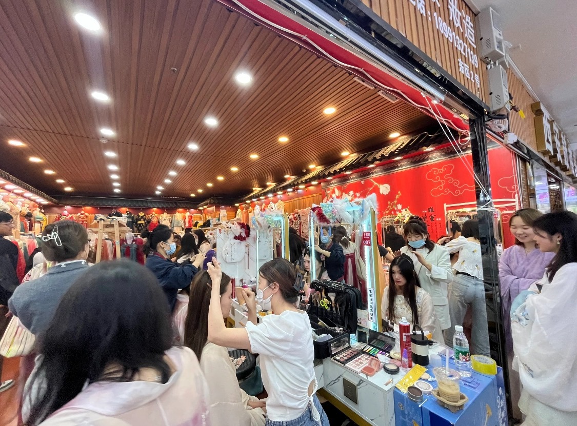 在西安的妝造店內，化妝師忙着為客人化妝，不少遊客在門外等候。