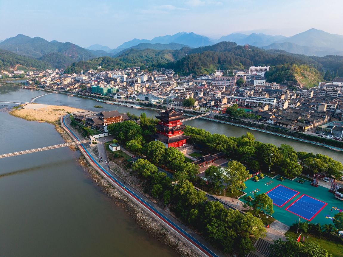 龍泉市位於浙江省西南部，總面積為3059平方公里。俯瞰龍泉留槎洲景區