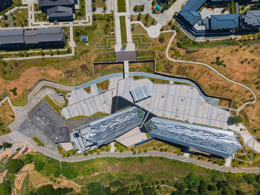 龍泉寶劍博物館位於龍泉寶劍小鎮內，博物館設計俯瞰是寶劍造型。