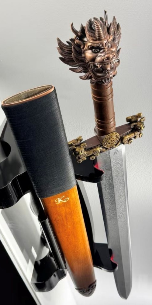 泡泡瑪特經典IP角色Molly20周年特展上展出的龍泉寶劍，以Molly為靈感。