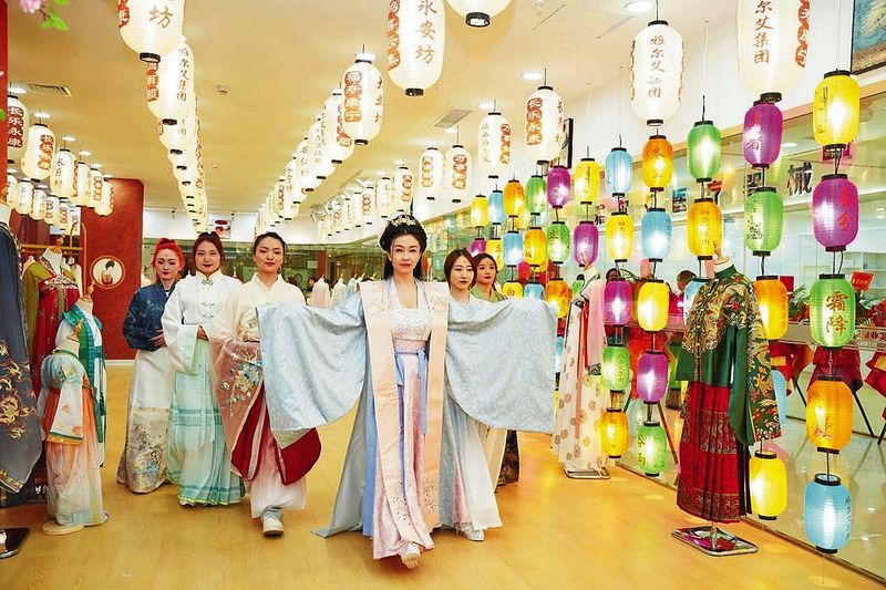 在陝西漢服交易中心內，一群漢服愛好者走秀，展示不同款式的漢服。