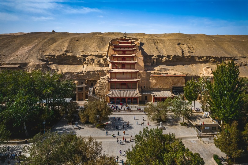 莫高窟，位於敦煌 鳴沙山東麓斷崖上，南北長1680米，高50米。洞窟分佈高低錯落、鱗次櫛比，上下最多有五層，以精美的壁畫和塑像聞名於世。