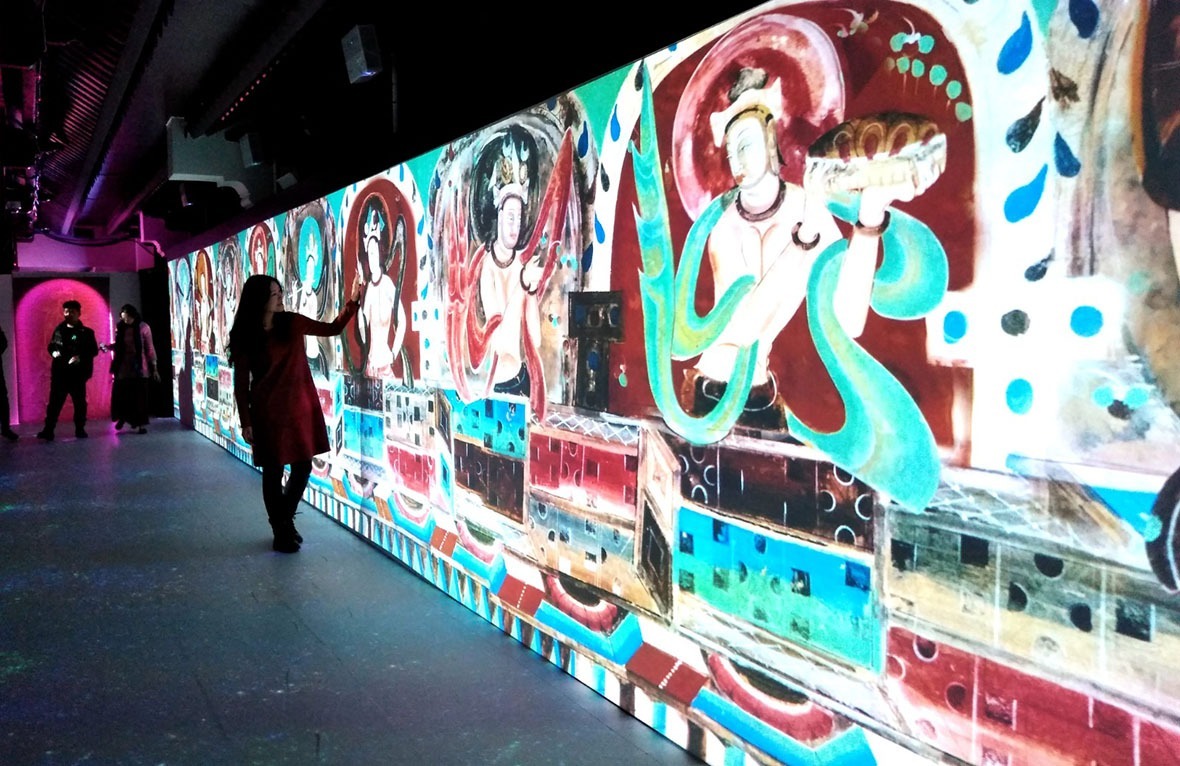 觀眾在數字敦煌展覽上觀展。