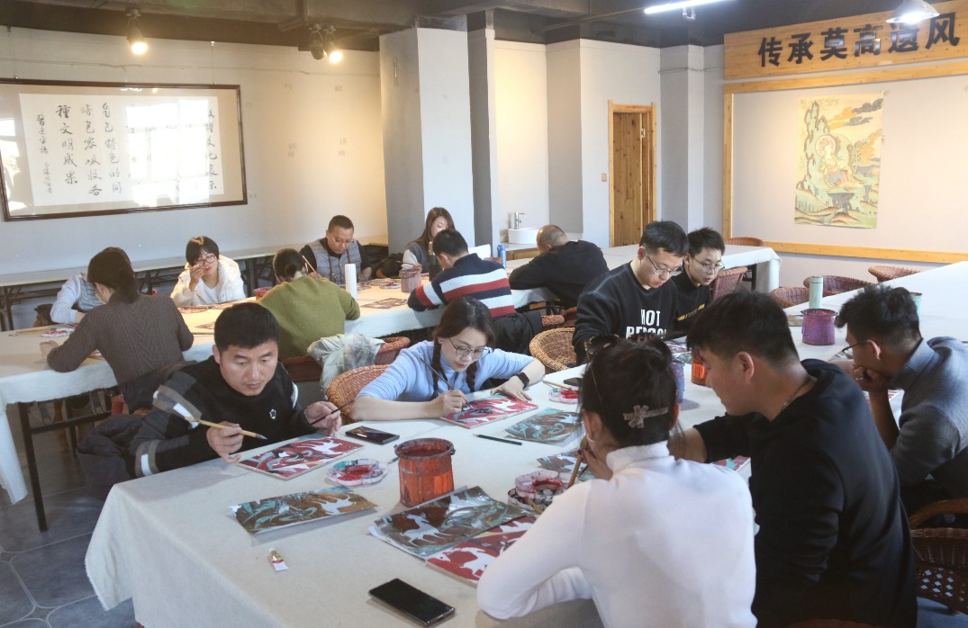 2024年1月11日，甘肅酒泉，學員在敦煌小鎮鳴沙書院研學課堂學習臨摹敦煌壁畫。