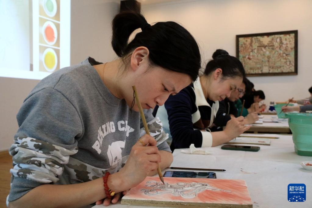 2023年2月23日，学员在敦煌研究院莫高学堂学习临摹敦煌壁画。