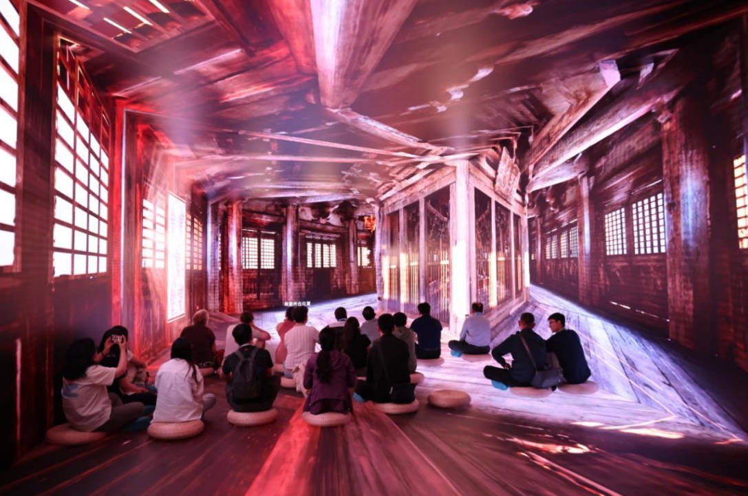 Sitting on the floor, the audience is immersed in a space recreating the Yingxian Wooden Pagoda through 3D scanning and projection, surrounded on all four sides by images of wooden beams, columns and window lattices, experiencing the digital exhibition of Shanxi's ancient architecture.