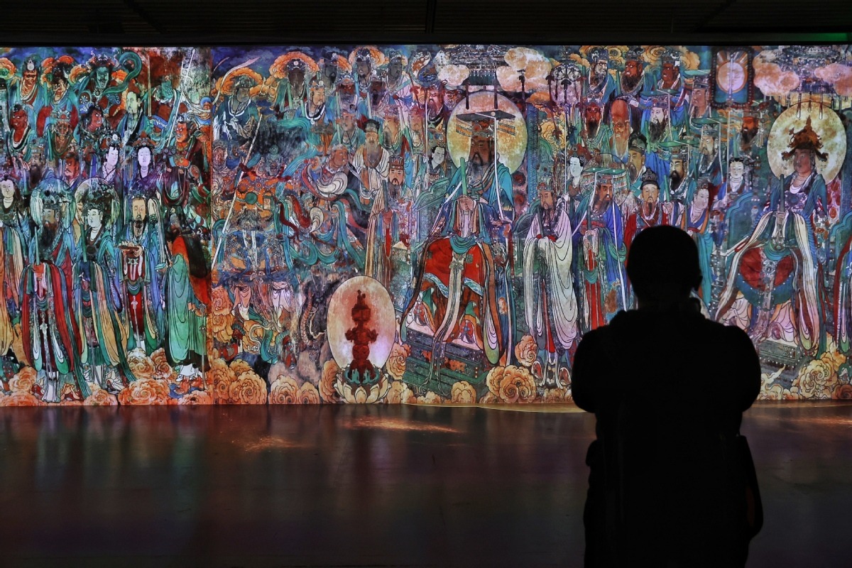 The grand digital art exhibition of cultural relics from Shanxi's Yongle Palace is held at the National Museum of Classic Books, where visitors stop to take photos in front of the digitised 