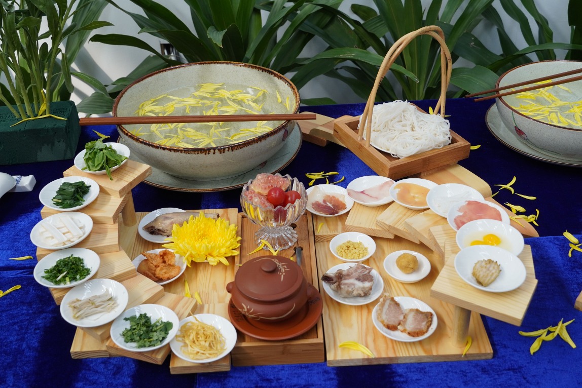 云南菊花过桥米线 云南菊花过桥米线,辅以鹌鹑蛋、肉片、菊花、鸡肉块等配料