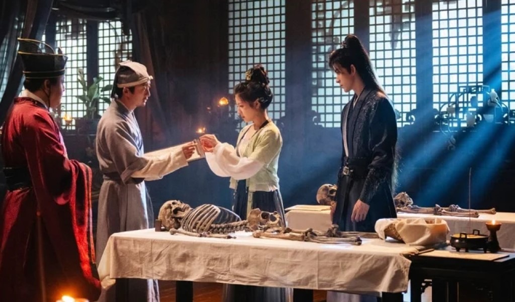 《朝雪录》女主角沈莞（中），是医者又有仵作的才能，是医生和现代法医集于一身。