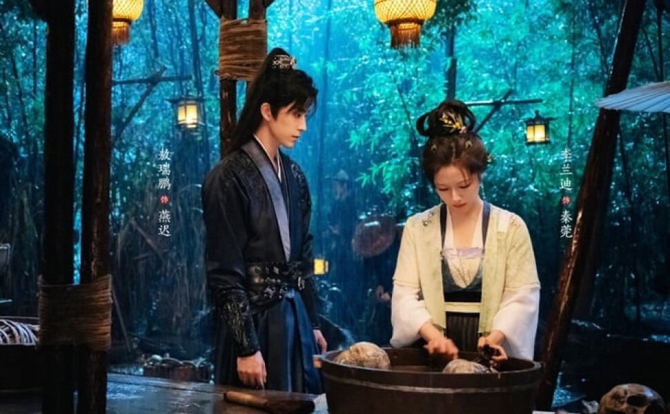 《朝雪录》讲述大理寺卿之女沈莞（李兰迪饰）与睿王世子燕迟（敖瑞鹏饰）联手破解奇案