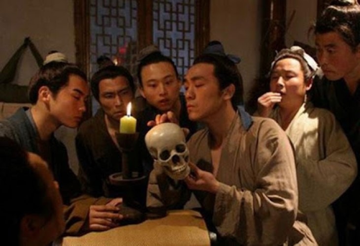 《大宋提刑官》中，宋慈（何冰饰）运用自己创立的法医检验和逻辑推理方法，揭露真相。