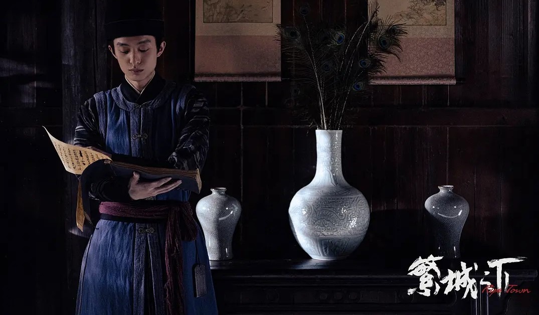  《繁城之下》年輕捕快曲三更（白宇帆飾）在追查師父死亡過程中，發現很多善惡難分的事實。